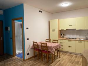 A kitchen or kitchenette at Bikeapartments Appartamenti Laura & Jasmin