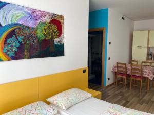 A bed or beds in a room at Bikeapartments Appartamenti Laura & Jasmin