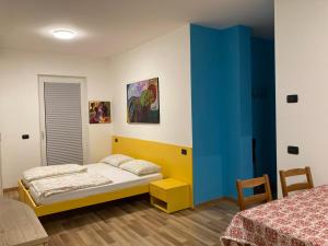 A bed or beds in a room at Bikeapartments Appartamenti Laura & Jasmin