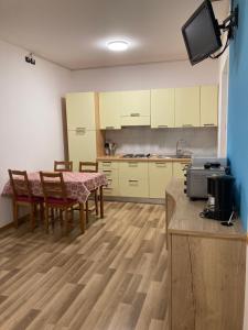 A kitchen or kitchenette at Bikeapartments Appartamenti Laura & Jasmin