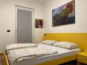 A bed or beds in a room at Bikeapartments Appartamenti Laura & Jasmin