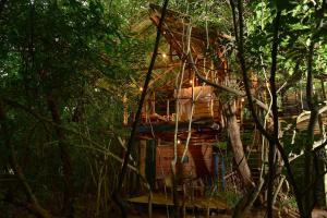 uma casa na árvore no meio da floresta em Back of Beyond - Pidurangala em Sigiriya