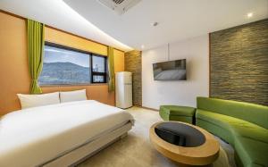Μια τηλεόραση ή/και κέντρο ψυχαγωγίας στο SongJeong Olla Hotel