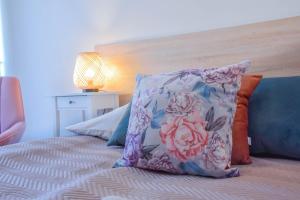 łóżko z poduszką na górze w obiekcie Apartamenty na Wyspie - Villa Pegaz - Parking w Świnoujściu