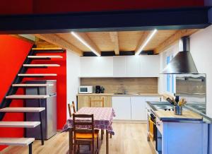 A kitchen or kitchenette at Bikeapartments Appartamenti Laura & Jasmin