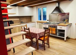 A kitchen or kitchenette at Bikeapartments Appartamenti Laura & Jasmin