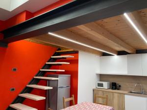 A kitchen or kitchenette at Bikeapartments Appartamenti Laura & Jasmin