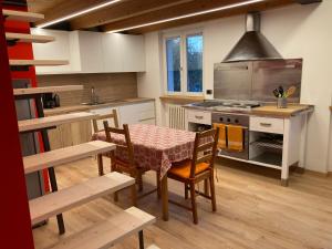 A kitchen or kitchenette at Bikeapartments Appartamenti Laura & Jasmin