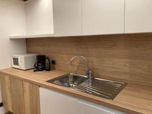 A kitchen or kitchenette at Bikeapartments Appartamenti Laura & Jasmin