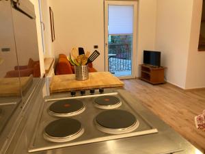A kitchen or kitchenette at Bikeapartments Appartamenti Laura & Jasmin