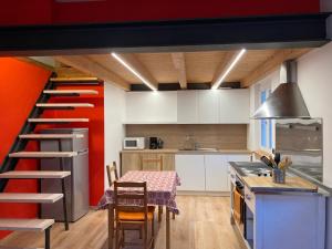 A kitchen or kitchenette at Bikeapartments Appartamenti Laura & Jasmin