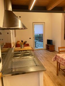 A kitchen or kitchenette at Bikeapartments Appartamenti Laura & Jasmin