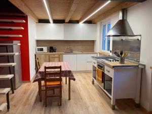 A kitchen or kitchenette at Bikeapartments Appartamenti Laura & Jasmin