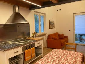 A kitchen or kitchenette at Bikeapartments Appartamenti Laura & Jasmin