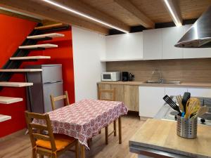 A kitchen or kitchenette at Bikeapartments Appartamenti Laura & Jasmin
