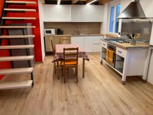 A kitchen or kitchenette at Bikeapartments Appartamenti Laura & Jasmin