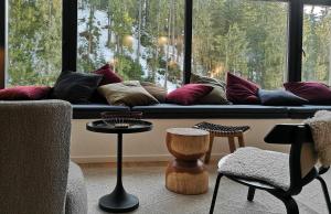 Progled的住宿－GORA уютна планинска къща до ски зона Пампорово，客厅设有大窗户和枕头