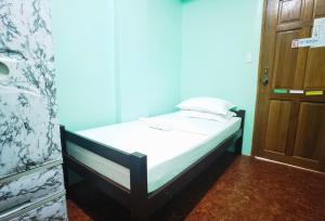 Postel nebo postele na pokoji v ubytování RedDoorz at D128 Lodge Cagayan Valley
