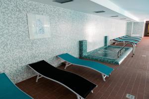 a waiting room with two chairs and a table at Hotel Leon & Spa in Arad