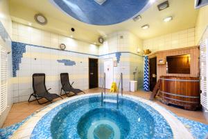 Bazén v ubytování Hotel Négy Évszak nebo v jeho okolí