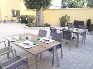 - un ensemble de tables et de chaises sur une terrasse dans l'établissement BAUERs Gästehaus, à Obersiebenbrunn