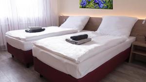 duas camas com toalhas por cima num quarto em BAUERs Gästehaus em Obersiebenbrunn