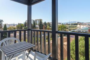eine Veranda mit einem Tisch und einem Stuhl auf dem Balkon in der Unterkunft Apartamento Terrazas de la Veguilla in Fuengirola