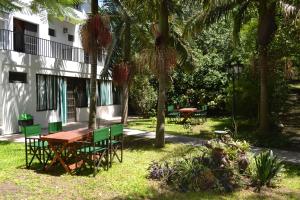 una mesa y sillas en el patio de una casa en Casablanca en Victoria