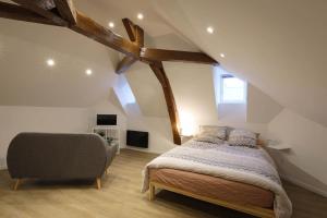 ein Schlafzimmer mit einem Bett und einem Stuhl in der Unterkunft Studio neuf cosy La flèche in La Flèche