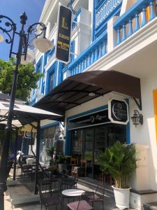 un ristorante con tavoli e sedie di fronte a un edificio di Liên’s Mini Hotel a Phu Quoc