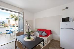 una sala de estar con una mesa y un sofá en Villa Paola Bilo4, en Loano