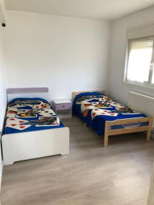 Ένα ή περισσότερα κρεβάτια σε δωμάτιο στο Superbe appartement spacieux avec parking et jardin privé