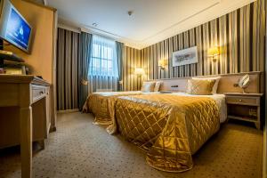 Cama ou camas em um quarto em Imperial Hotel & Restaurant