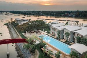 einen Luftblick auf ein Resort mit einem Pool in der Unterkunft Sala Bang Pa-In in Phra Nakhon Si Ayutthaya