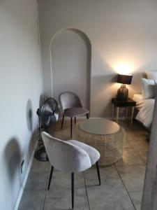 Pokój z łóżkiem, stołem i krzesłami w obiekcie THE THATCH HIDE w mieście East London