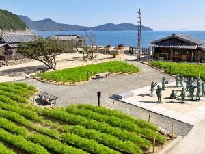 喜久屋日式旅館游泳池或附近泳池的景觀