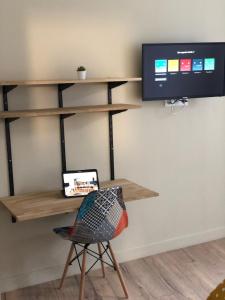 TV a/nebo společenská místnost v ubytování COLIVING TOUT CONFORT- LOOS LES LILLE-MAISON PARTAGEE-7 chambres-5 sdb-6WC-LOOS LES LILLE