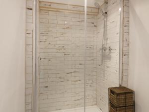 y baño con ducha y puerta de cristal. en Barn Acre Cottage en Newquay