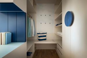 una cabina armadio con armadi blu e bianchi di Falkensteiner Family Hotel Diadora a Zara (Zadar)