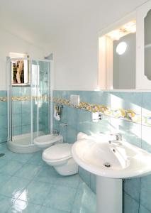 y baño con 2 lavabos, aseo y ducha. en Da Rita en Amalfi