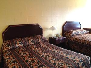 Ліжко або ліжка в номері Holiday Motel