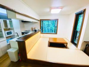 A kitchen or kitchenette at Ippukaku DAMカラオケやBBQなど最大18人は泊まれる大自然の中にある自慢の貸し別荘!