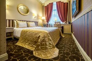 Cama ou camas em um quarto em Imperial Hotel & Restaurant