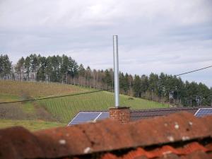 un grupo de paneles solares en la parte superior de una casa en Ferienwohnung Obere Alm en Oberkirch