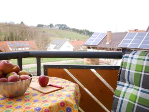 miskę jabłek na stole na balkonie w obiekcie Ferienwohnung Obere Alm w mieście Oberkirch
