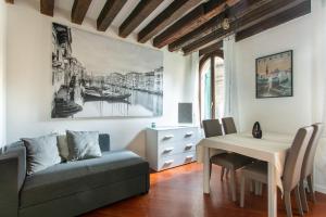 uma sala de estar com um sofá e uma mesa em Palazzina San Polo 2151 em Veneza