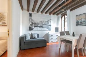 - un salon avec une table et une chaise dans l'établissement Palazzina San Polo 2151, à Venise