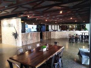 una sala da pranzo con tavolo e sedie in legno di Habitat Noosa a Cootharaba