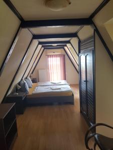 Medences, panoramas nyaralo Sukoron tesisinde bir odada yatak veya yataklar