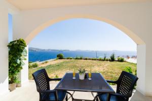 una mesa con sillas y vistas al océano en Apartments A&M, en Mlini